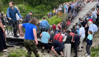 Пешеходный мост рухнул в Ленинградской области