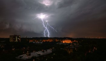 Жара, ливни и холод: в Москве прогнозируется рост погодных аномалий