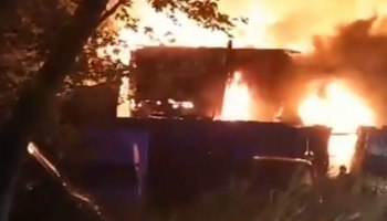 Крупный пожар тушат в двухэтажном здании на юго-востоке Москвы