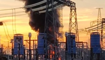 Пожар на электроподстанции тушат в Ленинградской области