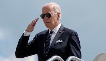 Отдыхающий Байден похвалил тюремное фото Трампа и бицепсы журналиста