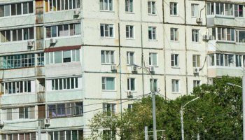 Пьяный мужчина сбросил с третьего этажа плакавшую девочку
