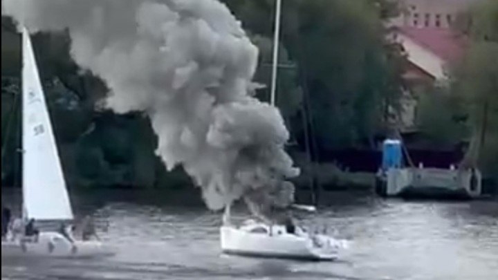 На подмосковном водохранилище загорелась яхта с молодоженами
