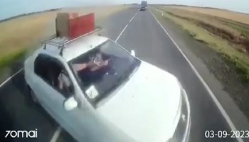 Появилось видео гибели четырех человек на трассе в Ростовской области Появилось видео гибели четырех человек на трассе в Ростовской области