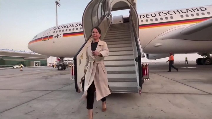 Бербок сломала самолеты и поезд, Шольц прикинулся зарядкой Бербок сломала самолеты и поезд, Шольц прикинулся зарядкой
