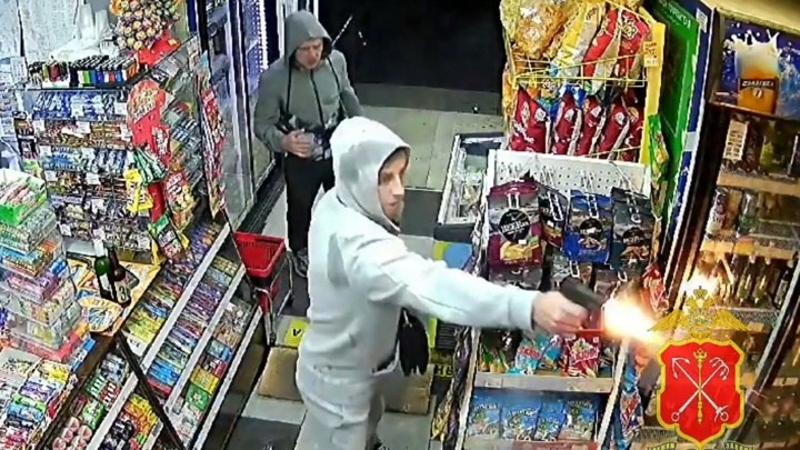 Стрельба в петербургском магазине попала на видео