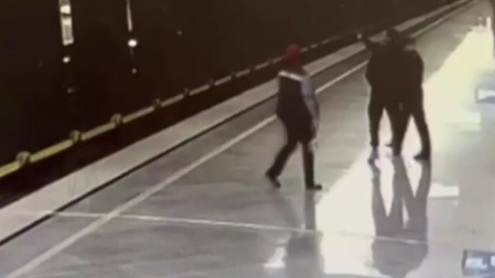 Гулявший по рельсам метро в Москве мужчина получил трое суток ареста