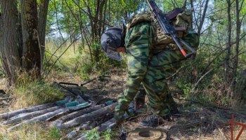 Замаскированный схрон оружия нашли бойцы Росгвардии в ЛНР