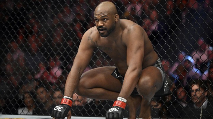 Бойца UFC ограбили во время его боя