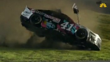 Гонщик NASCAR в США на огромной скорости попал в аварию и выжил