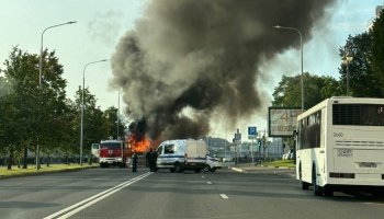 Огонь уничтожил туристический автобус на набережной в Петербурге