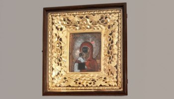 В РПЦ не оценили "икону" Богородицы, составленную из мусора