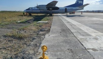 Ан-24 с пассажирами выкатился за пределы полосы в Якутске