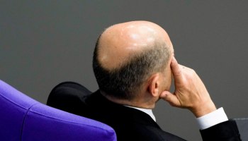 Канцлер ФРГ Шольц ударился лицом и отменил поездки