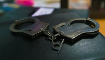 Третьего обвиняемого в избиении участника СВО арестовали заочно