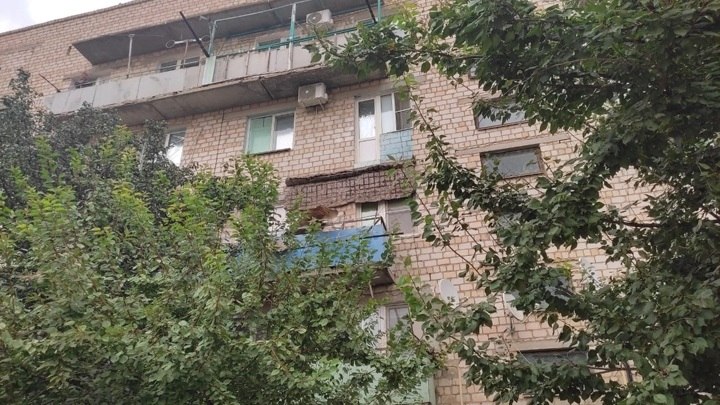 Балкон рухнул в жилой пятиэтажке в Ахтубинске