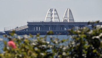 Автомобильное движение по Крымскому мосту остановлено