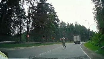 Москвич устроил стрельбу на подмосковной дороге