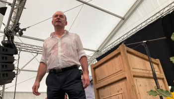 Баварского министра не стали увольнять после нацистского скандала