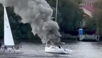 На подмосковном водохранилище загорелась яхта с молодоженами