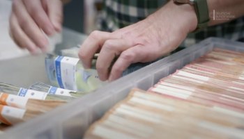 Опрос: 70% россиян не следят за курсом валют
