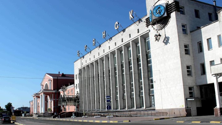 Дрон повредил вокзал в Брянске: движение поездов не нарушено