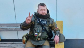 Москвичи несут цветы к зданию "России сегодня" на Зубовском бульваре