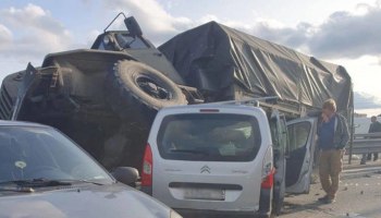 Грузовик, перевозивший людей, попал в смертельную аварию на КАД