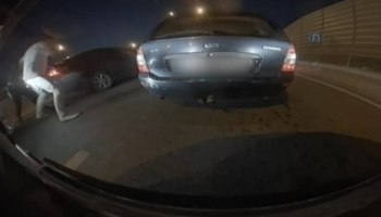 Пожурившего автохама москвича избили травматическим пистолетом