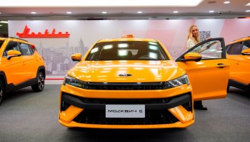 В Москве представили желтый "Москвич 6" для такси