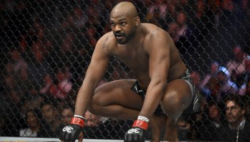 Бойца UFC ограбили во время его боя