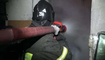 12 человек эвакуировали из горящего дома во Владивостоке