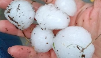 Сильный град обрушился на Новосибирск Сильный град обрушился на Новосибирск