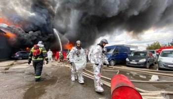 МЧС показало кадры борьбы с пожаром на нефтебазе в Петербурге